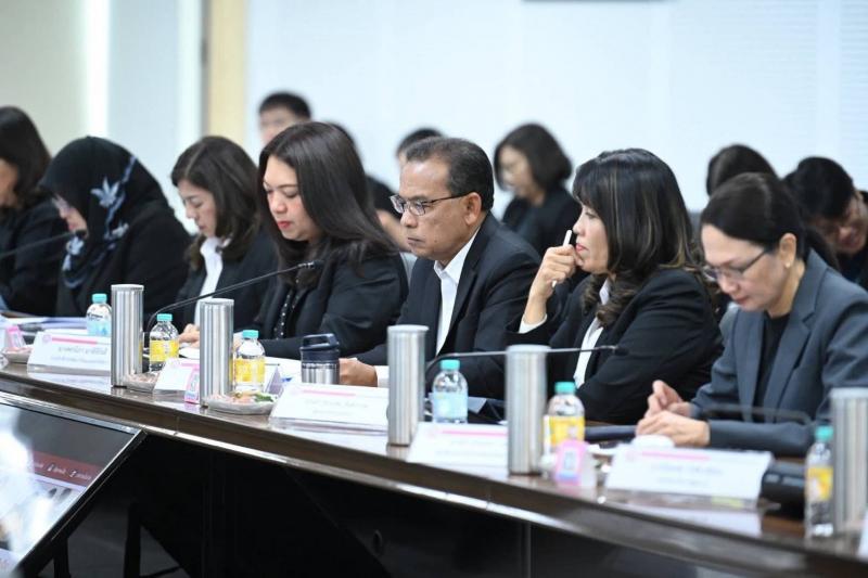 รมว.พม. ประชุมหารื�