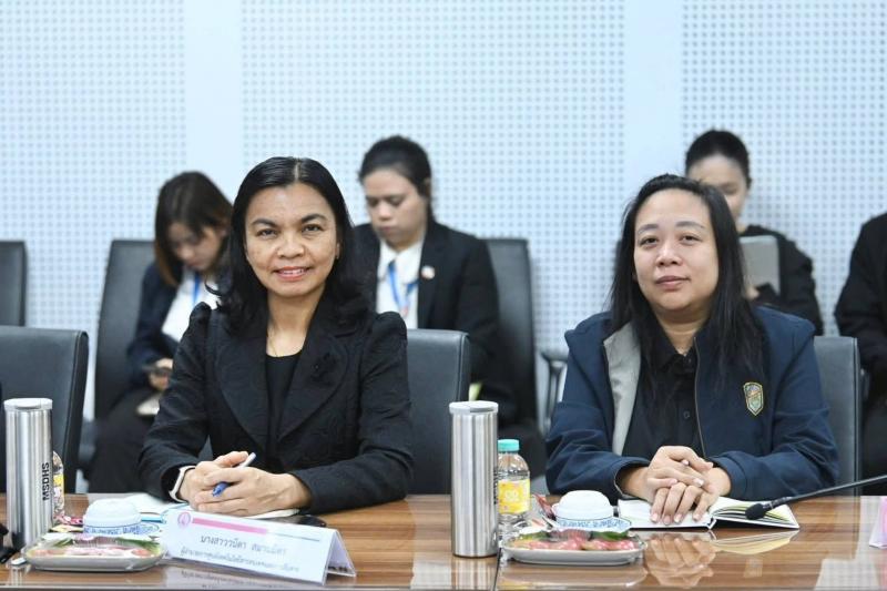 รมว.พม. ประชุมหารื�