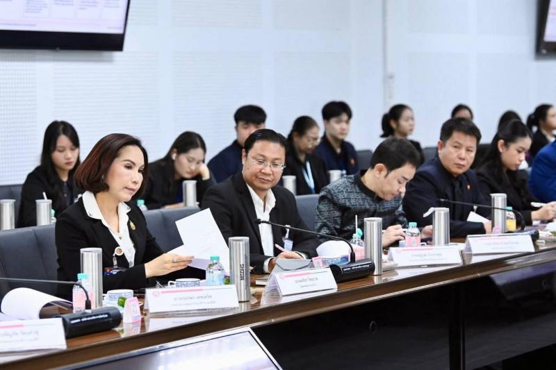 รมว.พม. ประชุมหารื�