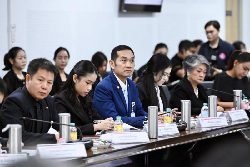 รมว.พม. ประชุมหารื�