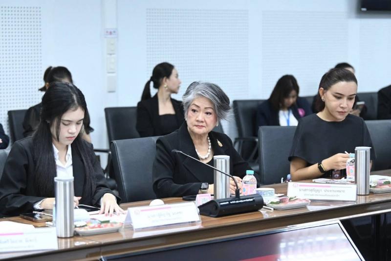 รมว.พม. ประชุมหารื�