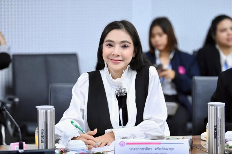 รมว.พม. ประชุมหารื�