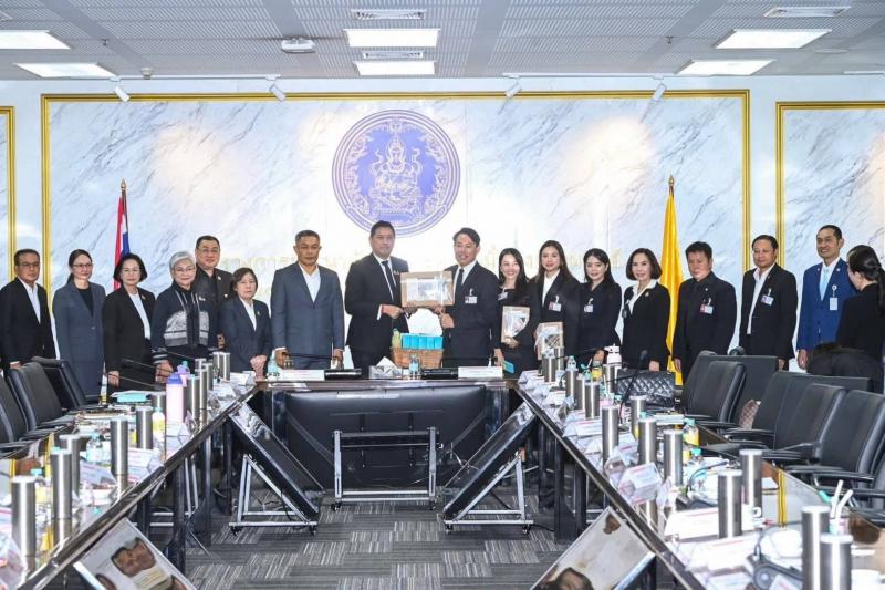 รมว.พม. ประชุมหารื�