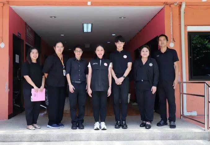 นางสาวชนก จันทาทอ�