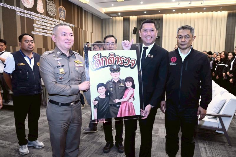 รมว.พม. มอบแนวทางก�