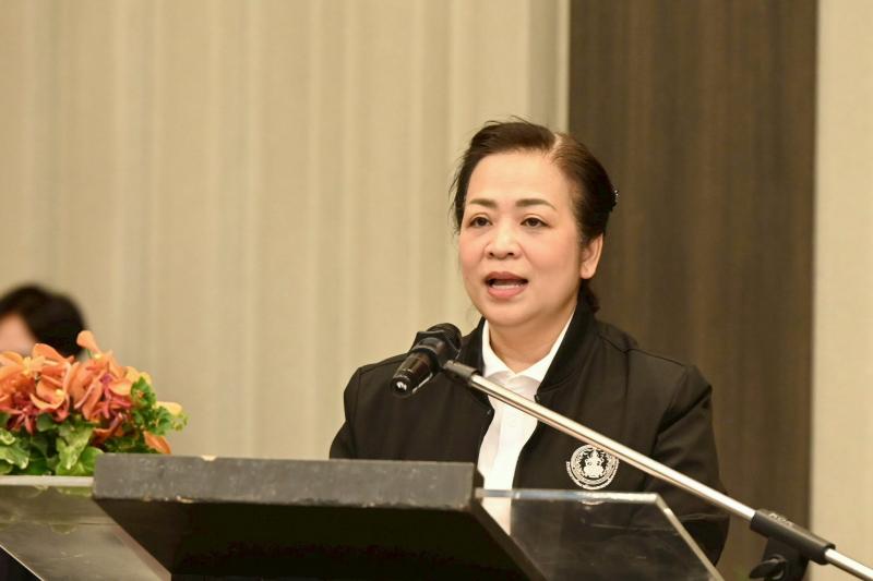 รมว.พม. มอบแนวทางก�