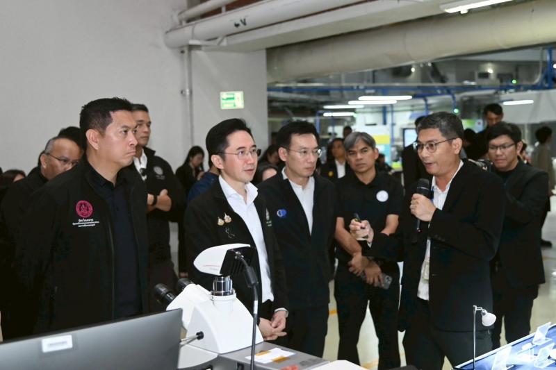 รมว.พม. ร่วมตรวจเย�
