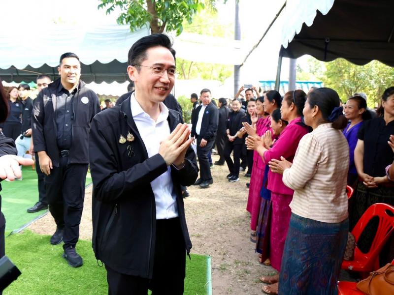 รมว.พม. ลงพื้นที่บ�