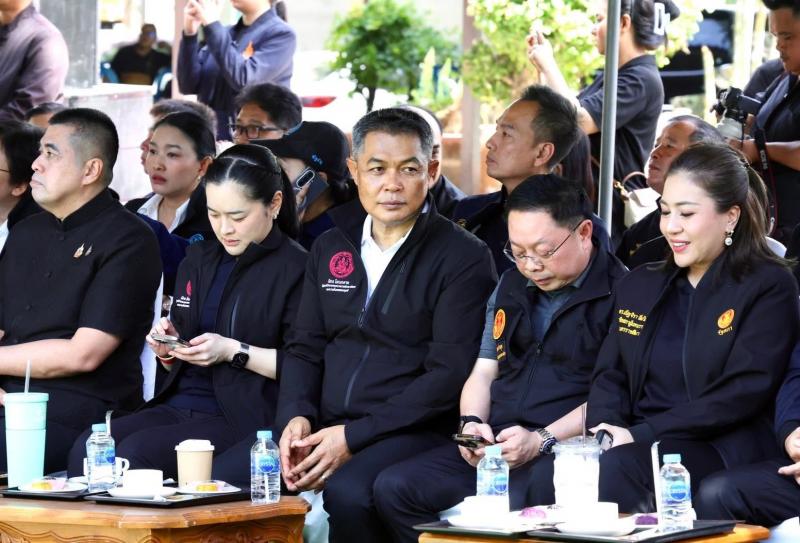 รมว.พม. ลงพื้นที่บ�