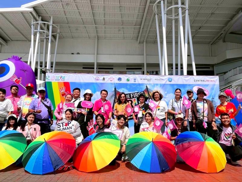 นายชนินทร์ รุ่งธน�