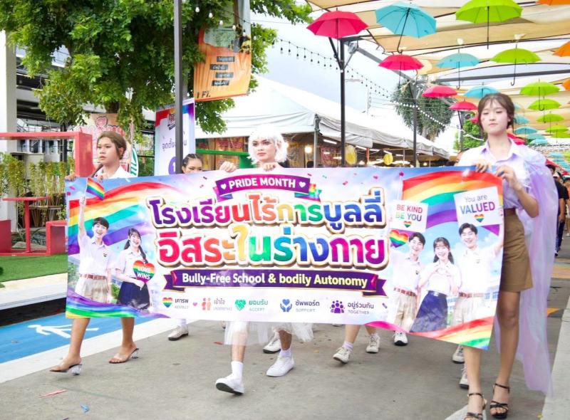 นายชนินทร์ รุ่งธน�