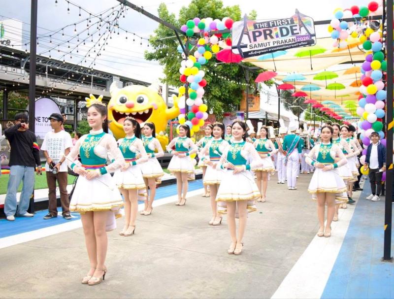 นายชนินทร์ รุ่งธน�