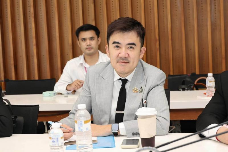 นายนิกร โสมกลาง รั