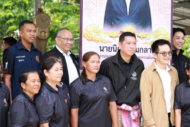 รมว.พม. ลงพื้นที่พ�