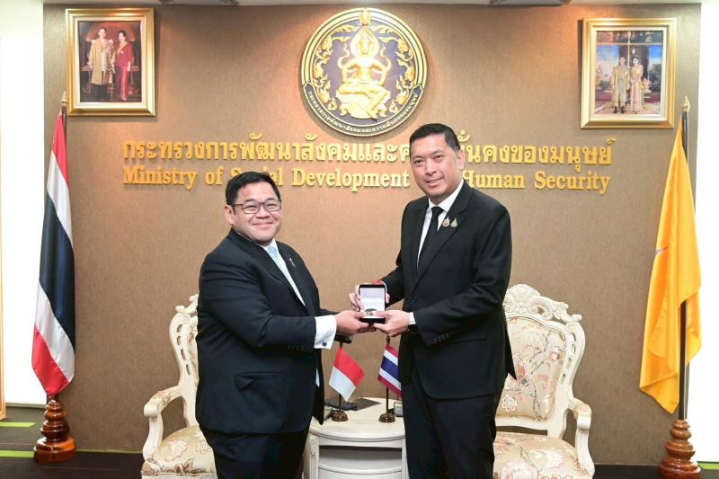 รมว.พม. ให้การต้อน�