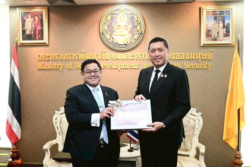 รมว.พม. ให้การต้อน�