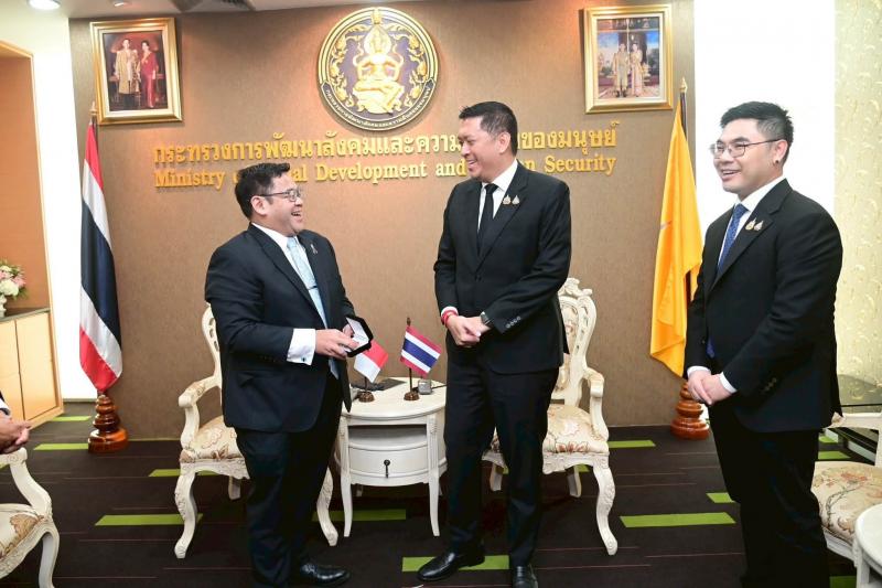 รมว.พม. ให้การต้อน�