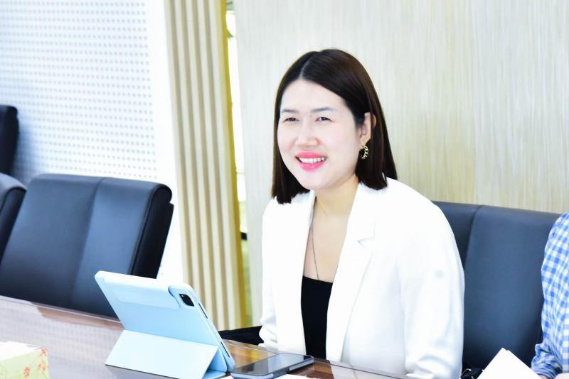 นางสาวชนก จันทาทอ�