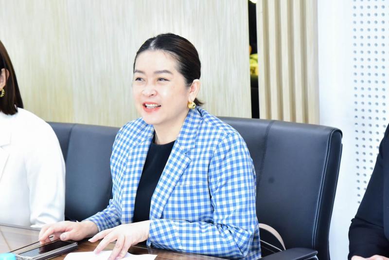 นางสาวชนก จันทาทอ�