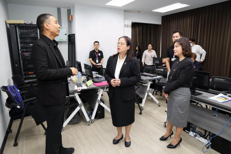 นางเตือนใจ คงสมบั�