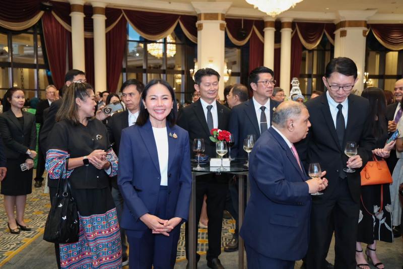 นางสาวชนก จันทาทอ�