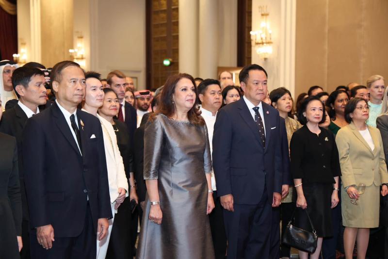 นางสาวชนก จันทาทอ�