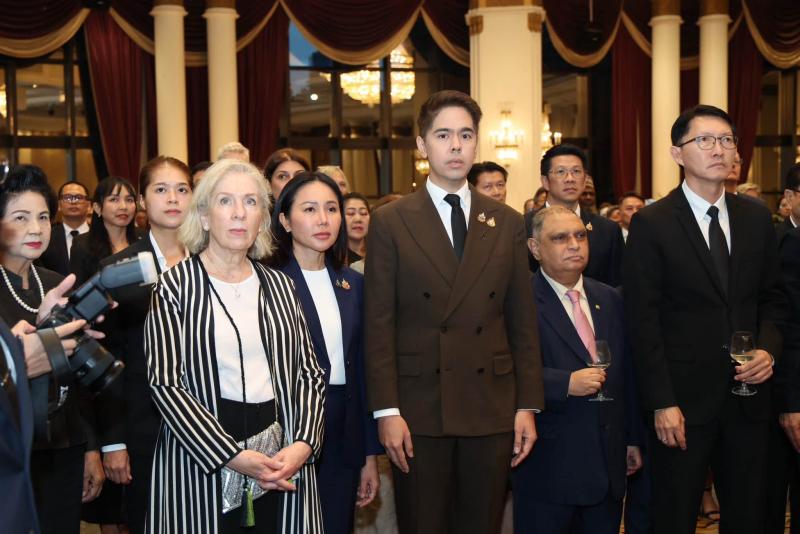 นางสาวชนก จันทาทอ�
