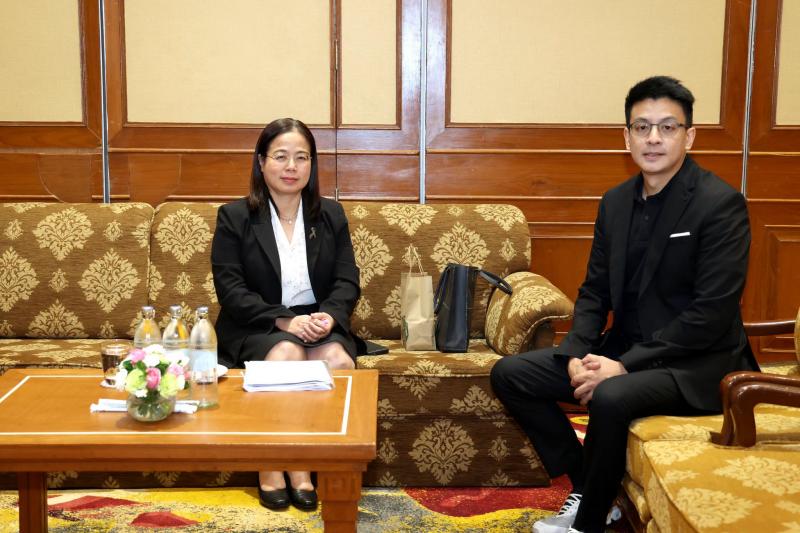 นางเตือนใจ คงสมบั�