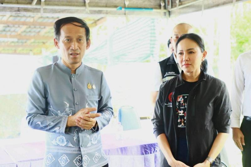 นางสาวชนก จันทาทอ�