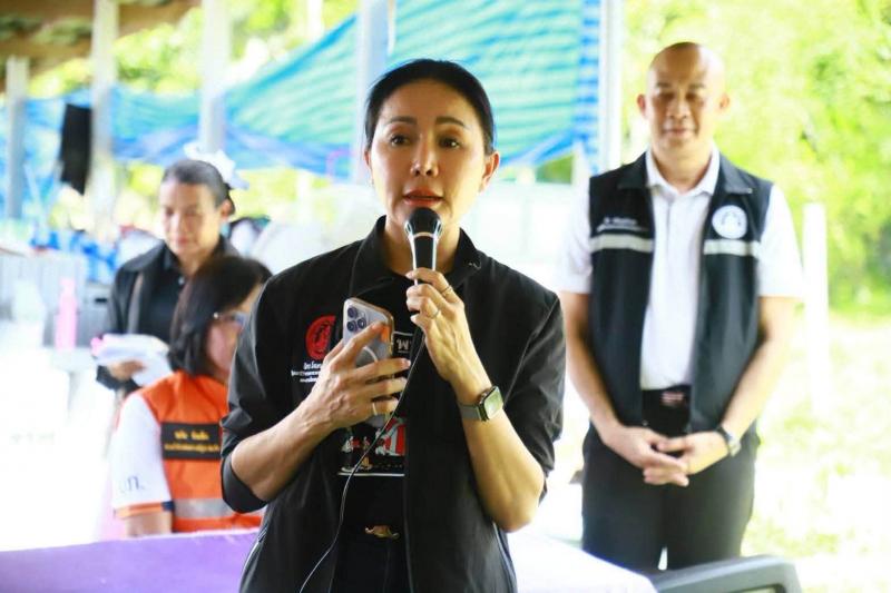 นางสาวชนก จันทาทอ�