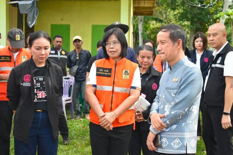 นางสาวชนก จันทาทอ�