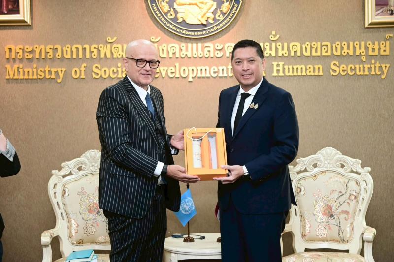 รมว.พม. ให้การต้อน�