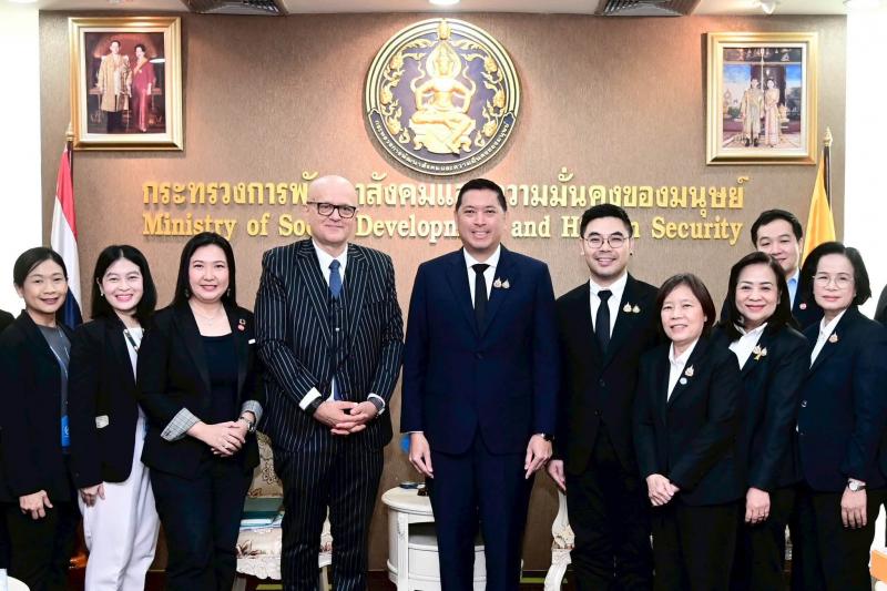 รมว.พม. ให้การต้อน�