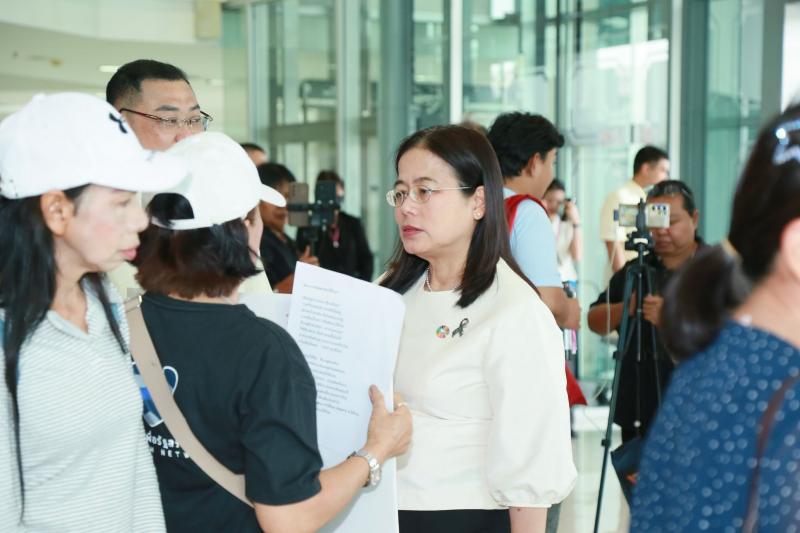 นางเตือนใจ คงสมบั�