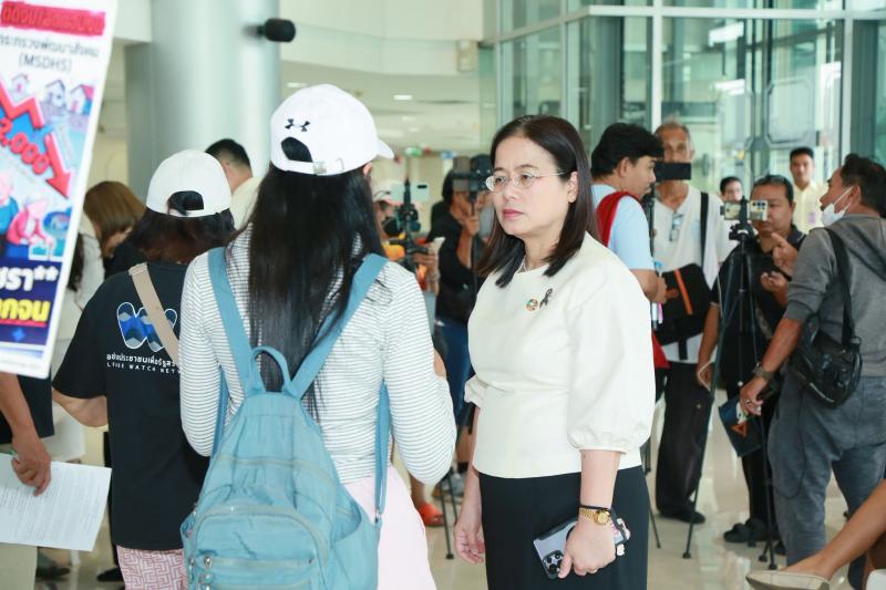 นางเตือนใจ คงสมบั�