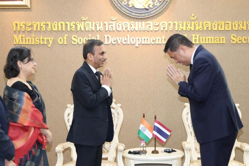 รมว.พม. ให้การต้อน�