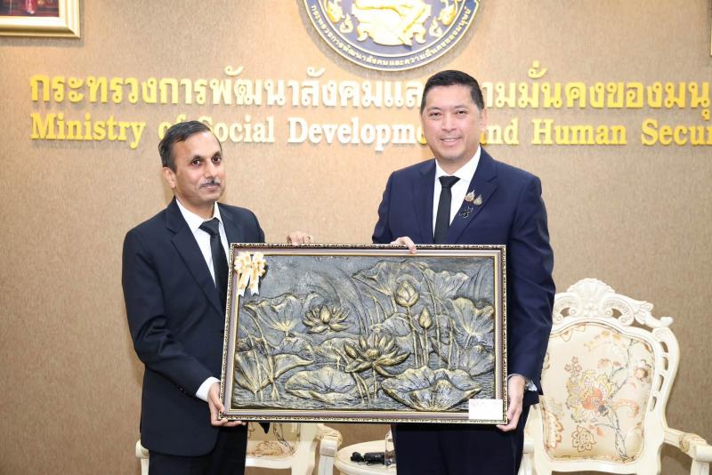 รมว.พม. ให้การต้อน�