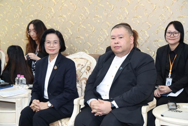 รมว.พม. ให้การต้อน�