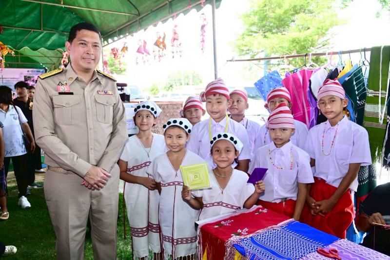 "นิกร" รมว.พม. ร่�