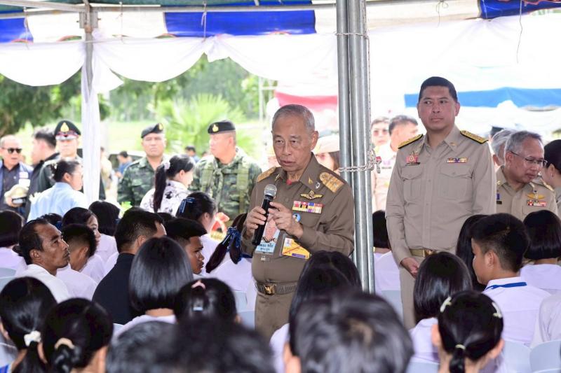 "นิกร" รมว.พม. ร่�