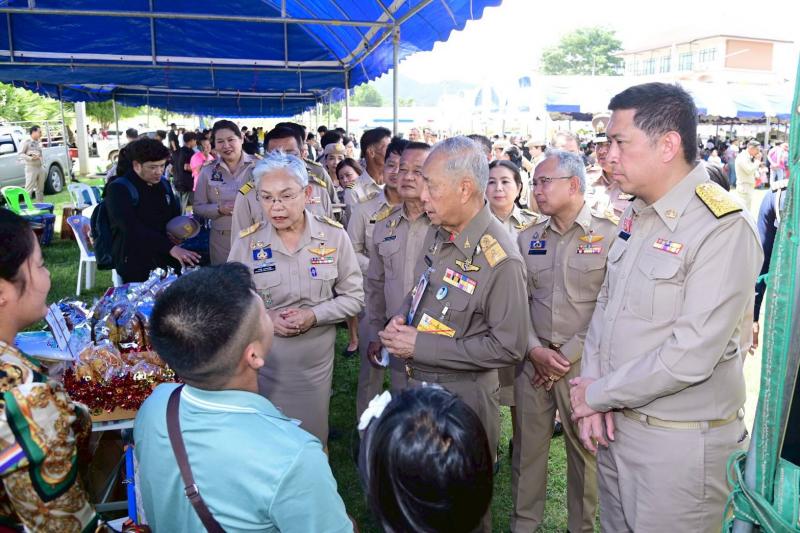 "นิกร" รมว.พม. ร่�