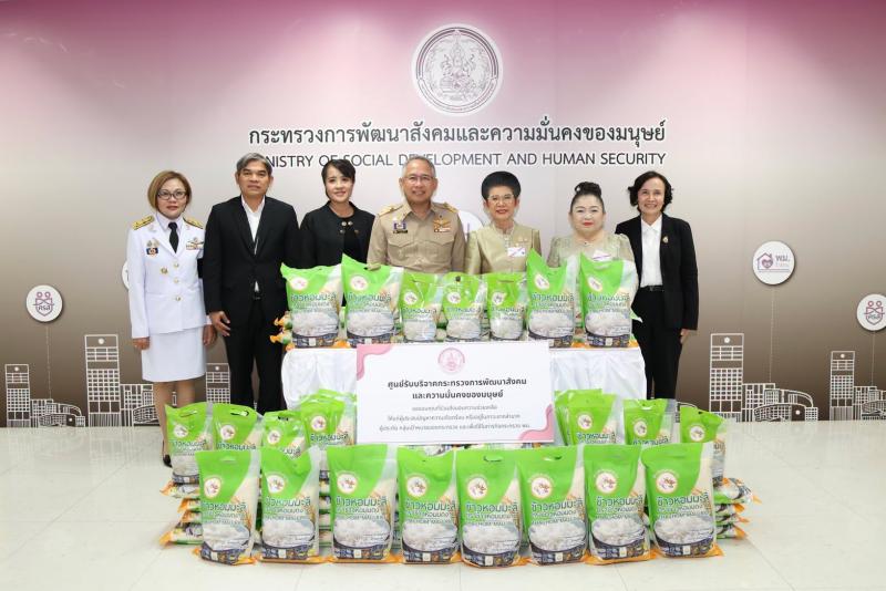 ปลัด พม. รับมอบข้า�