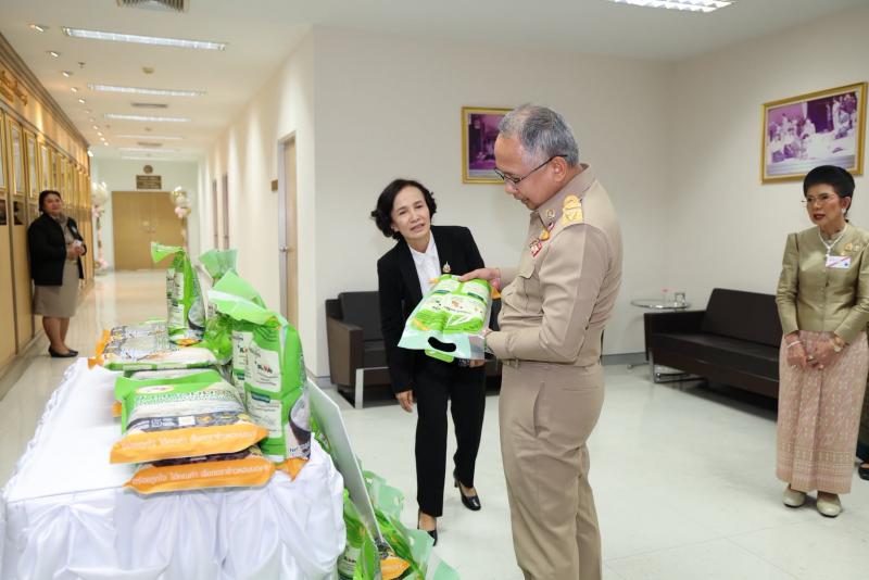 ปลัด พม. รับมอบข้า�