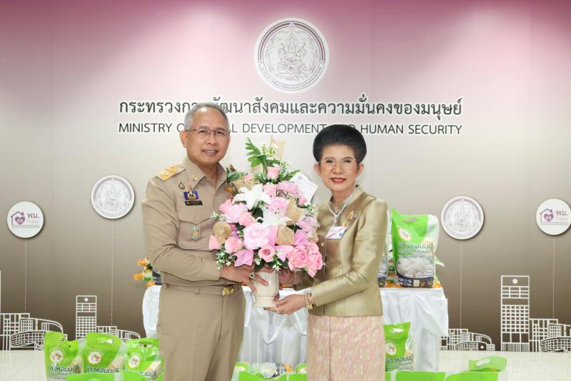 ปลัด พม. รับมอบข้า�