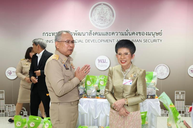 ปลัด พม. รับมอบข้า�