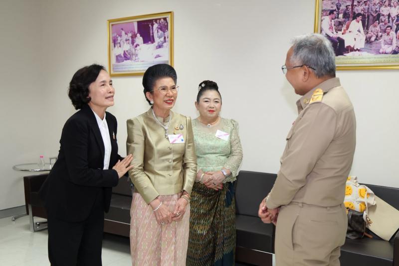 ปลัด พม. รับมอบข้า�