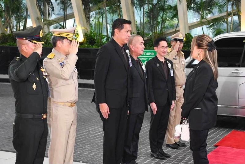 นายนิกร โสมกลาง รั