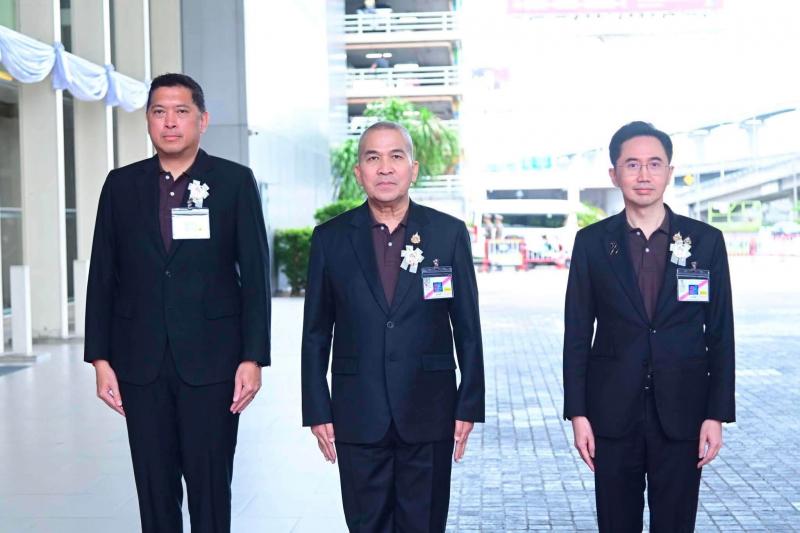 นายนิกร โสมกลาง รั