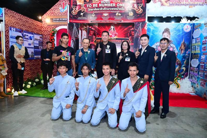 นายนิกร โสมกลาง รั