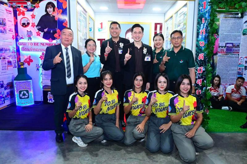 นายนิกร โสมกลาง รั